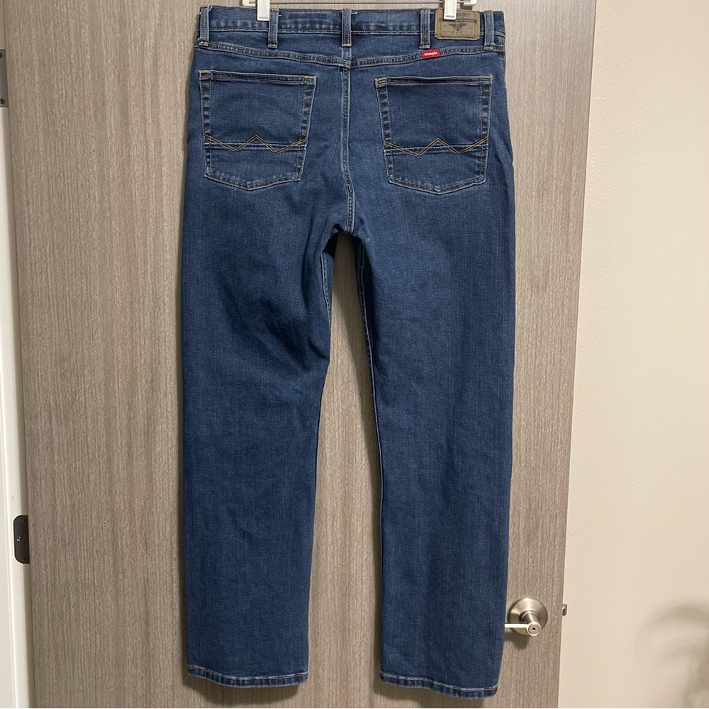 Wrangler Straight Leg Jeans - Medium Wash & Stretchy - Size 34 | 32